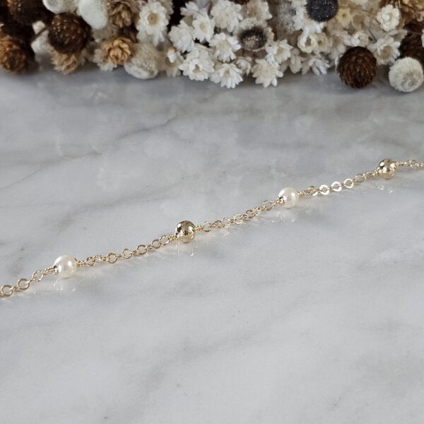 PULSEIRA DE BOLINHAS DOURADAS E PÉROLAS