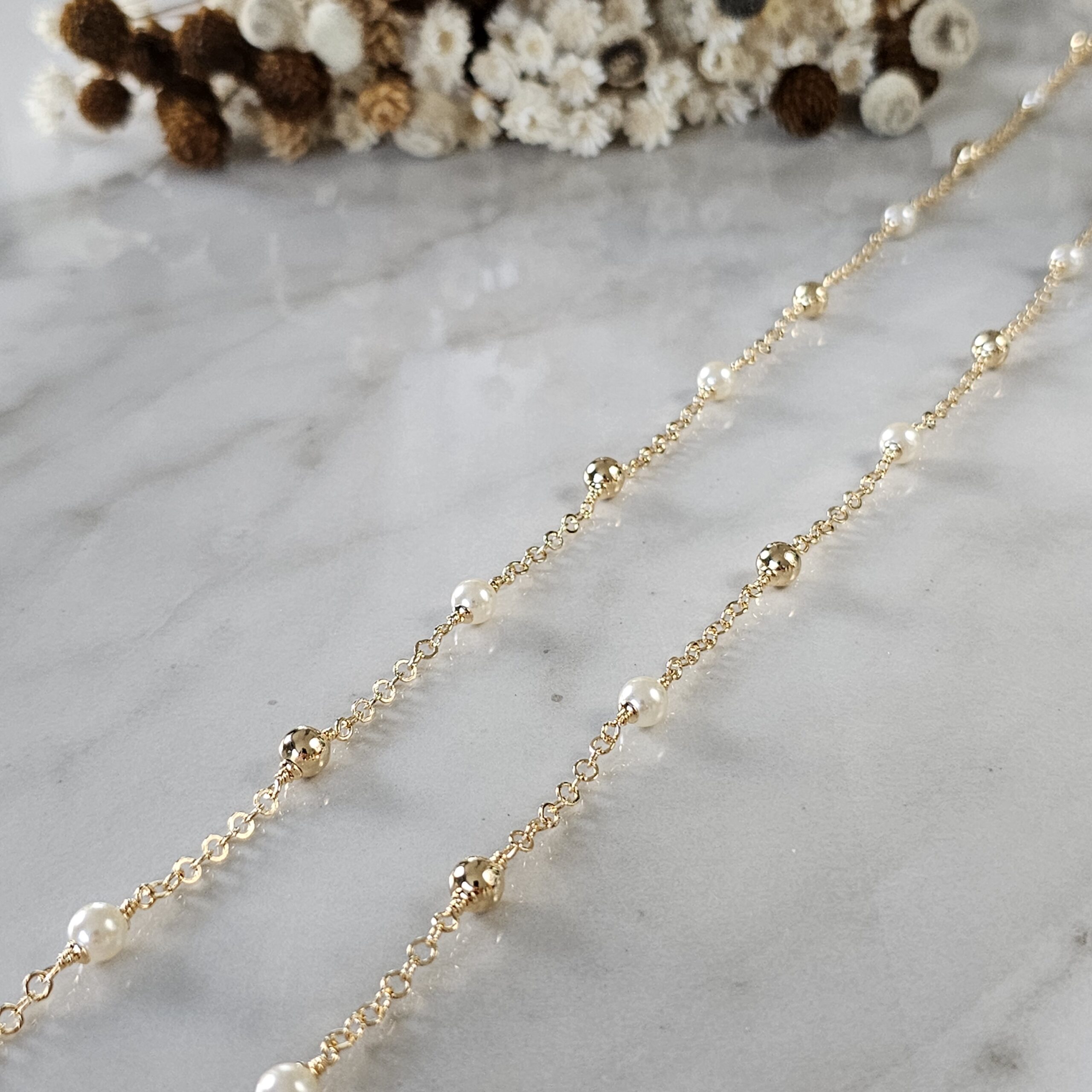 COLAR LONGO DE BOLINHAS DOURADAS E PÉROLAS