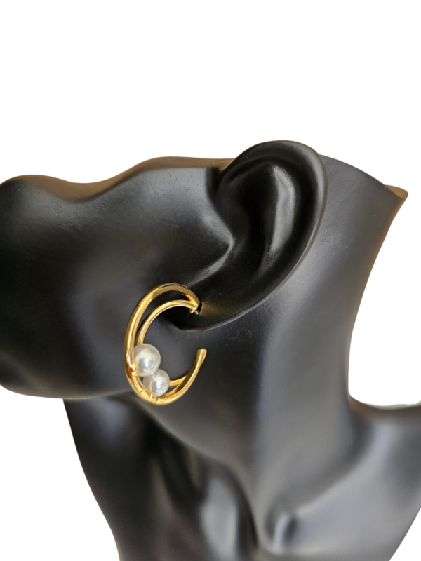 BRINCO MEIA LUA COM DUAS PÉROLAS