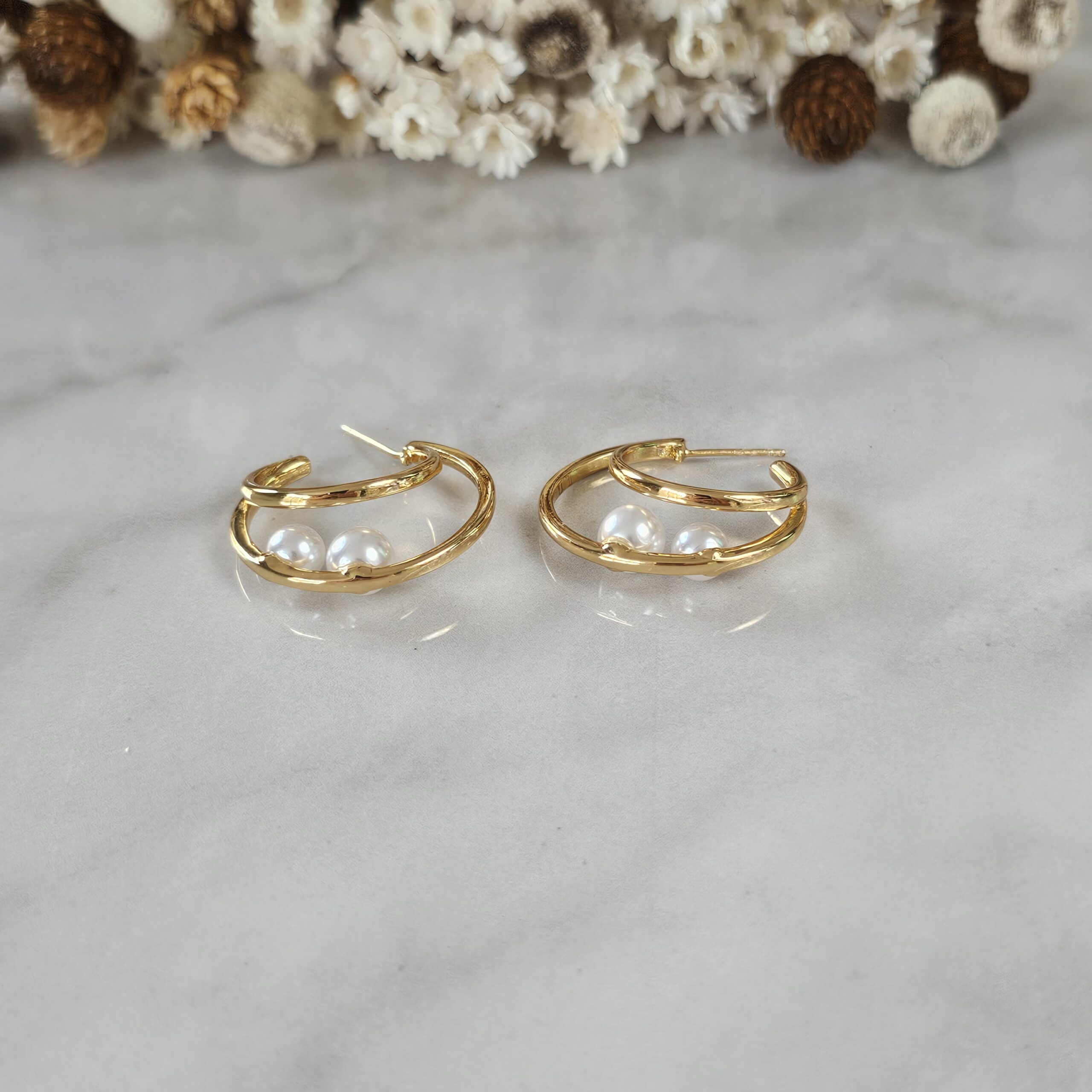 BRINCO MEIA LUA COM DUAS PÉROLAS