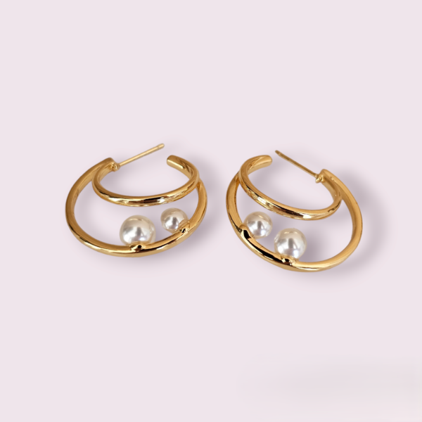 BRINCO MEIA LUA COM DUAS PÉROLAS